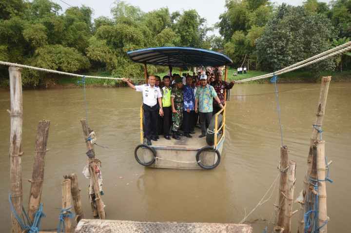 Perahu Penyeberangan Gunakan Drum sebagai Pelampung