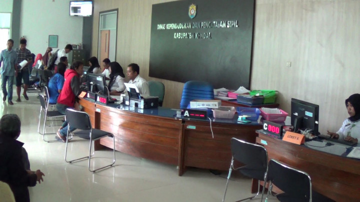 Disdukcapil Kendal Kirim KTP-el ke Rumah Warga