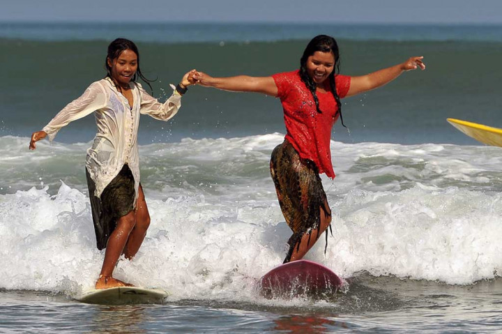 Sambut Hari Kartini, Peselancar Wanita Kenakan Kebaya