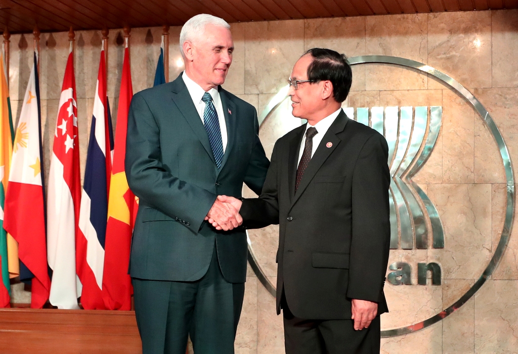 Wapres Amerika Serikat Mike Pence bersama dengan Sekretaris Jenderal ASEAN Le Luong Minh (Foto: AFP).