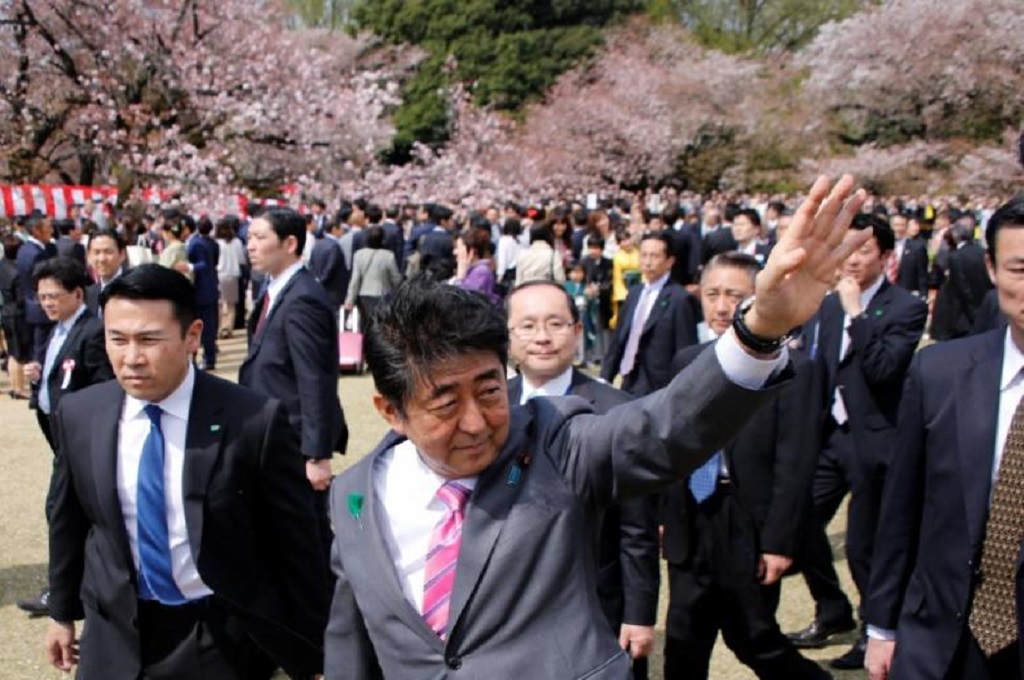 PM Abe melambaikan tangan ke pengunjung pesta melihat bunga sakura di taman Shinjuku Gyoen, Tokyo, 15 April 2017. (Foto: Reuters/Toru Hanai)