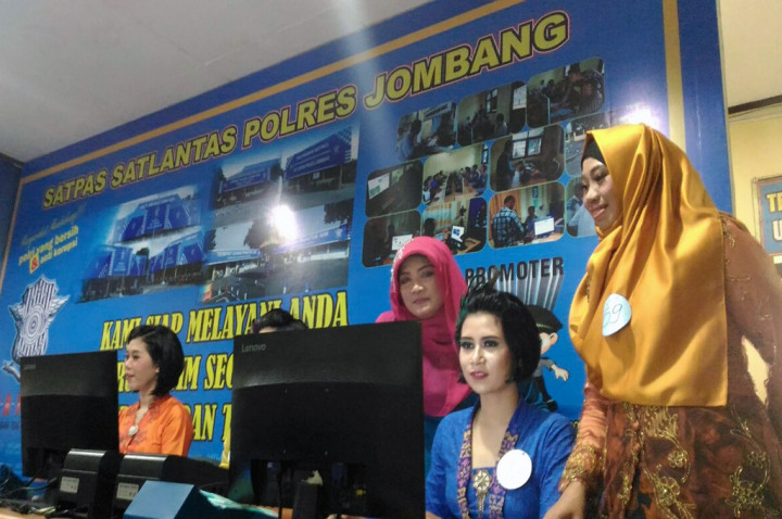 Polwan Polres Jombang Kenakan Kebaya