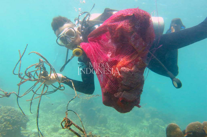 Belasan Penyelam Bersihkan Sampah di Dasar Laut Kupang