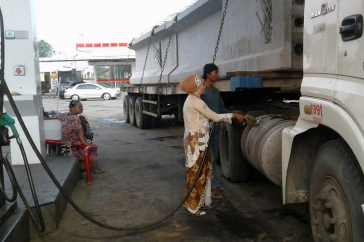 Petugas SPBU Tetap Gesit Melayani Meskipun Berkebaya