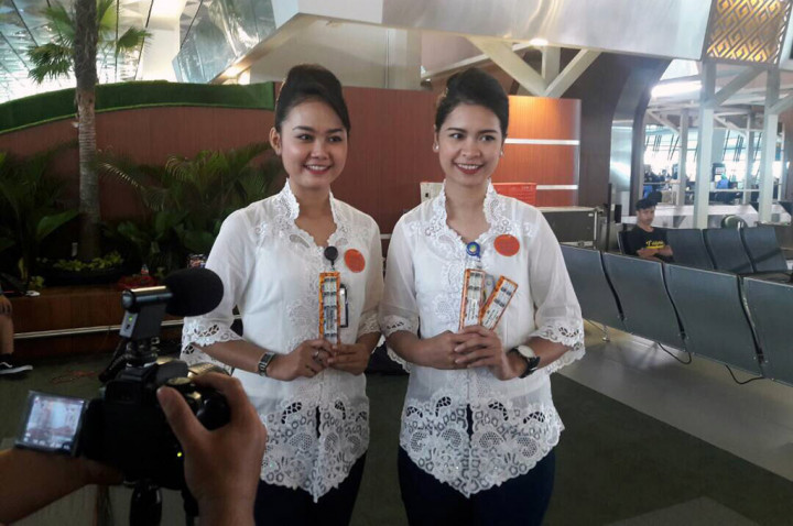 Kartini Bersepatu Roda Tebar Coklat dan Senyum Manis