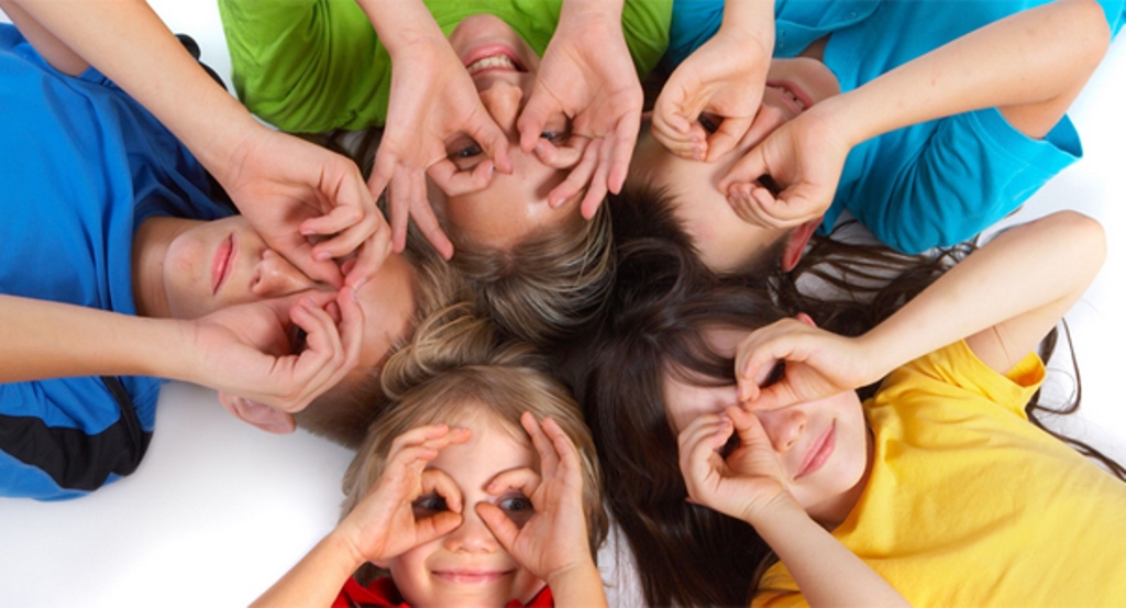 Kesehatan mata anak-anak perlu dijaga dengan baik hingga berusia 18 tahun karena pada usia tersebut bola mata anak masih bisa memanjang. (Foto: Morning Ticker) 