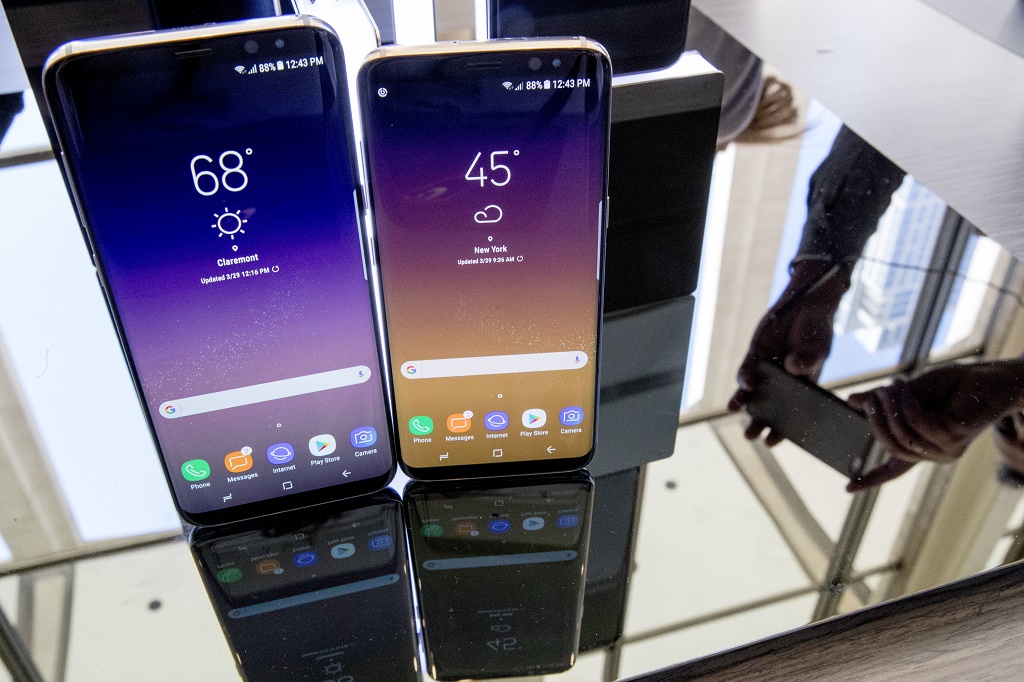 Galaxy S8 dan S8 Plus memiliki baterai yang sama dengan Galaxy Note 7. (AP Photo / Mary Altaffer)