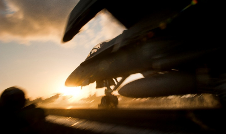 Jet Tempur AS Jatuh saat Hendak Mendarat di Kapal Induk