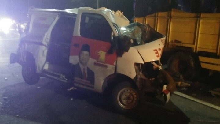 Ambulans Tabrak Truk Parkir di Tol Palikanci