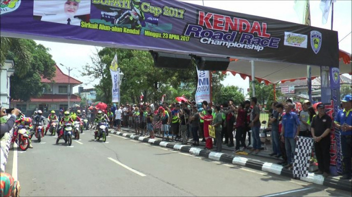 137 Pembalap Adu Cepat di Alun-alun Kendal
