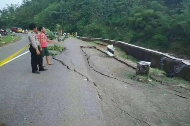 Jalur di Perbatasan Cirebon - Kuningan Ambles