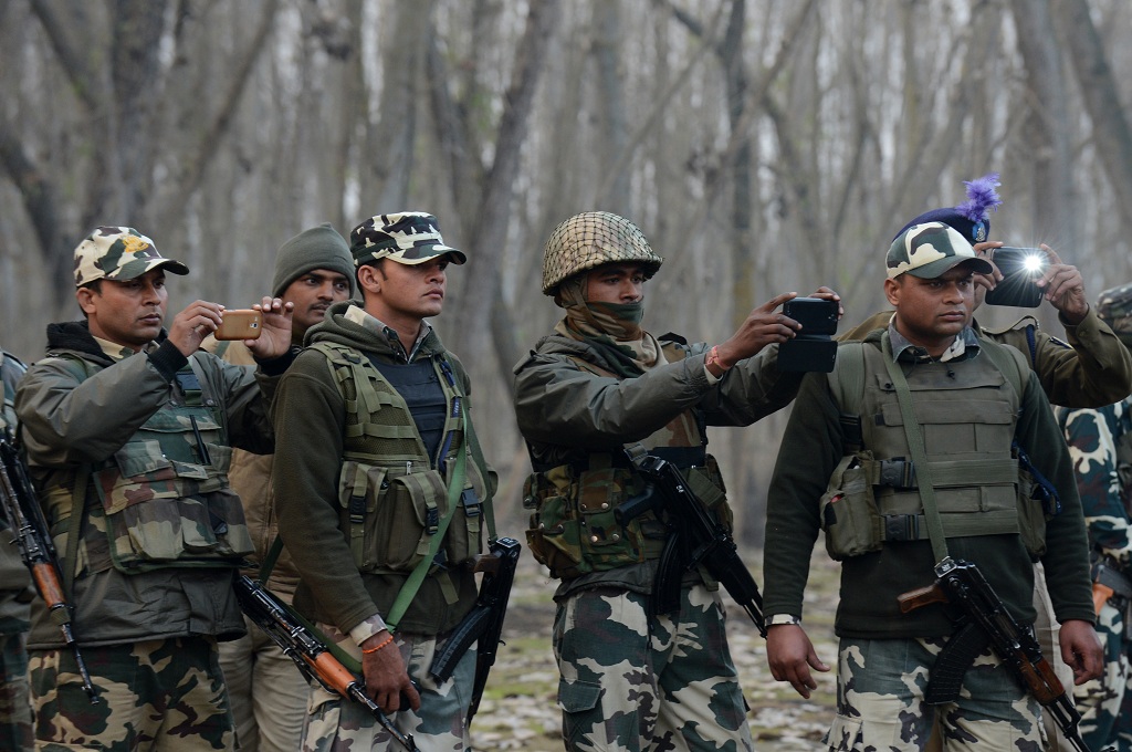Tentara paramiliter India menghadiri upacara pemakaman rekan mereka yang tewas dalam melawan pemberontak Maoist - AFP / TAUSEEF MUSTAFA