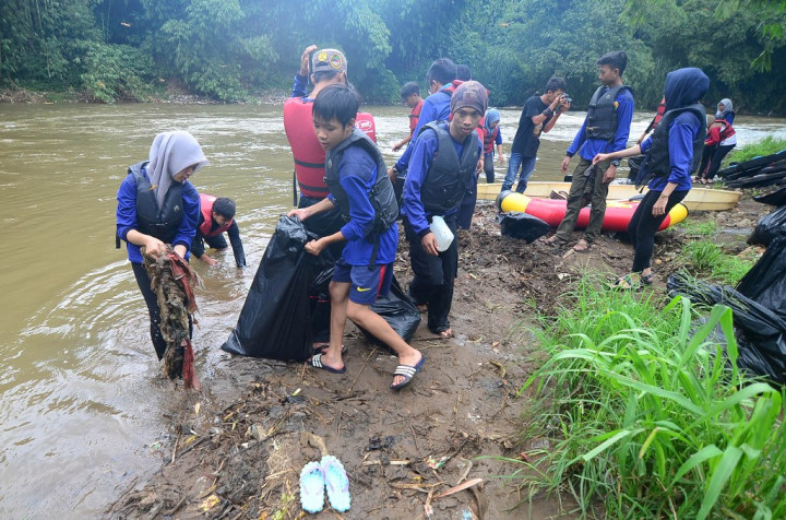 15.939 Karung Sampah Sudah Terangkut dari Ciliwung