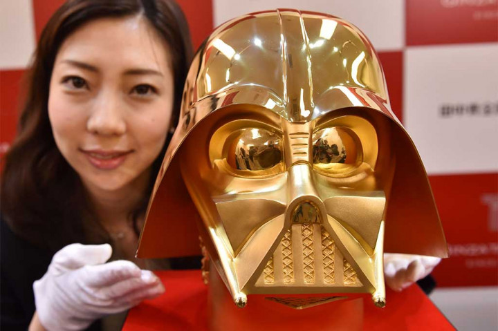 Topeng Darth Vader Ini Berlapis Emas Murni