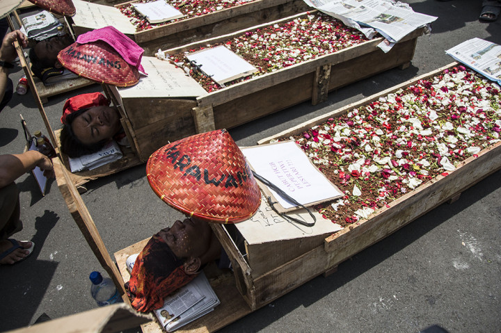 Petani Teluk Jambe Gelar Aksi Kubur Diri di Depan Istana