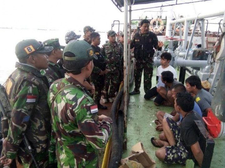 TNI AL Tangkap 2 Kapal Tanker Buruan Malaysia