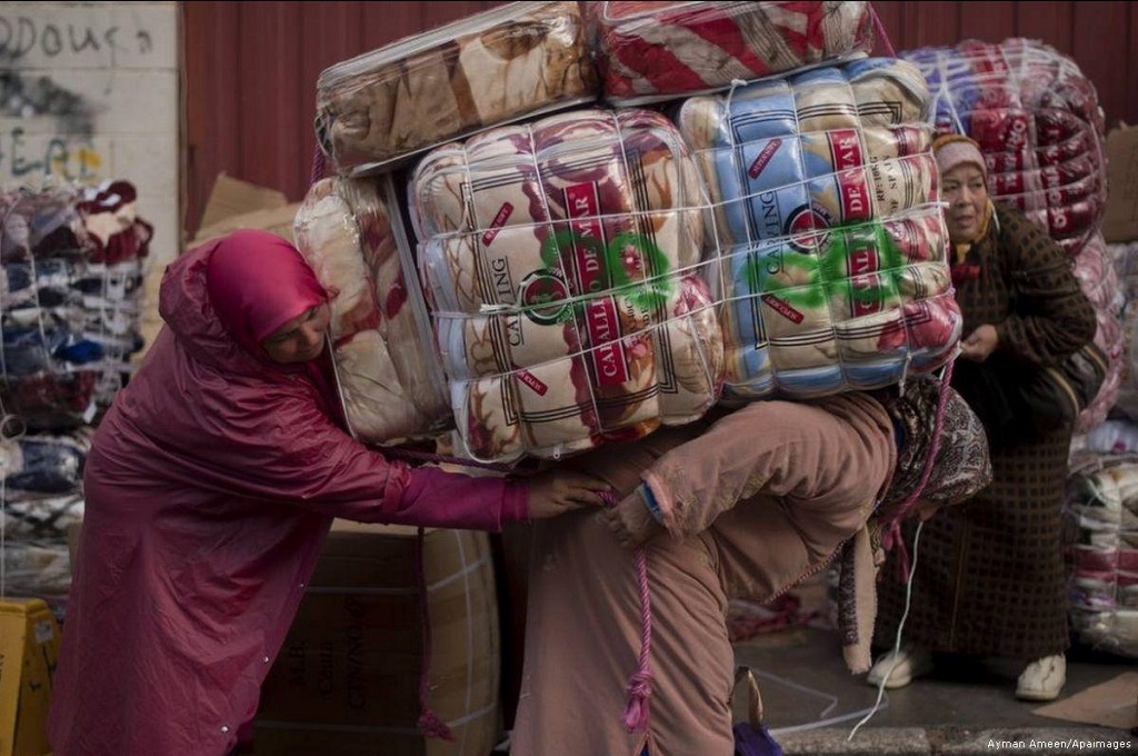 Sekelompok wanita yang dikenal sebagai Melilla atau porteadoras biasa membawa barang-barang berat antara Maroko dan Spanyol. . (Foto: elcomercio.es)
