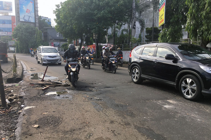Jalan Nasional di Ciputat Banyak Berlubang
