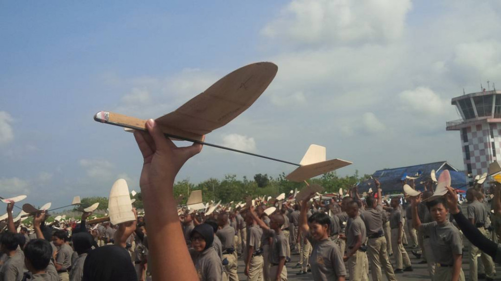 Proses penerbangan Pesawat Chuck Glider dalam pembukaan event JIAS 2017 di Lanud Gading, Playen, Gunungkidul, Yogyakarta. (Metrotvnews.com/Ahmad Mustaqim)
