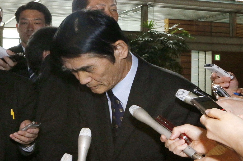 Menteri Rekonstruksi Masahiro Imamura meminta maaf di hadapan awak media di Tokyo atas ucapan tak pantasnya terkait musibah gempa dan tsunami 2011, 26 April 2017. (Foto: Kyodo News/Toshiyuki Matsumoto)