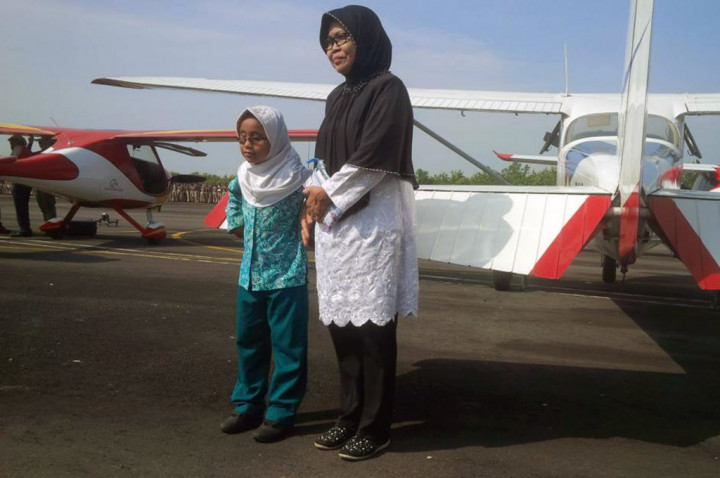 Ketika Sintiya Mencoba Mengenal Pesawat