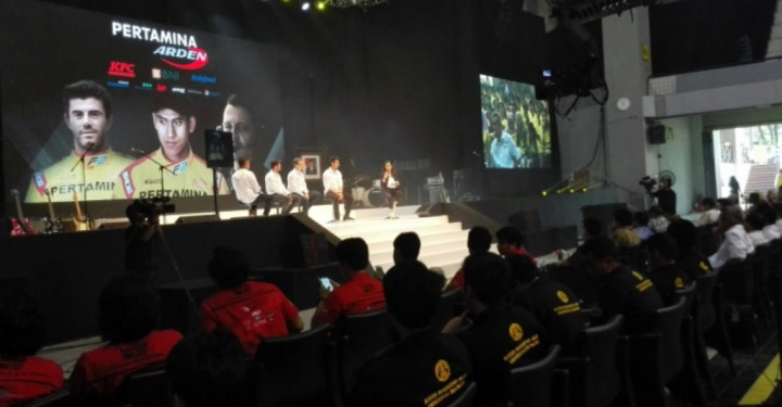 Sean dan Tim Pertamina Arden Berbagi Ilmu Formula 2 dengan Mahasiswa UI