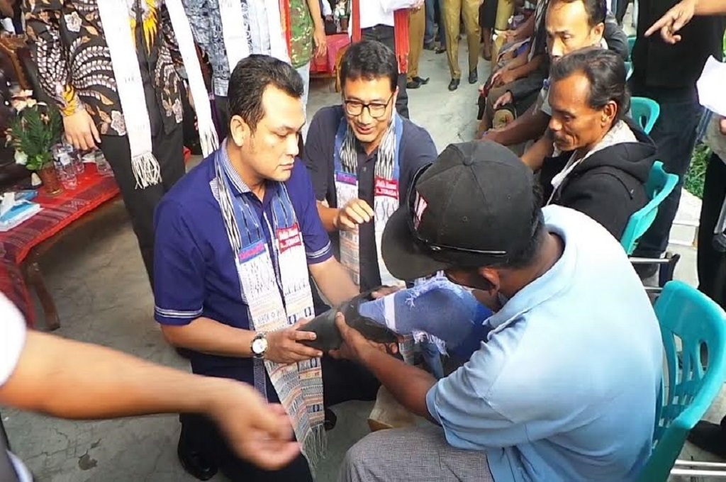 Ketua Kick Andy Foundation Ali Sadikin mendampingi anggota DPR RI Prananda Surya Paloh memasangkan kaki palsu pada penyandang disabilitas di Toba Samosir, MTVN - Budi Warsito