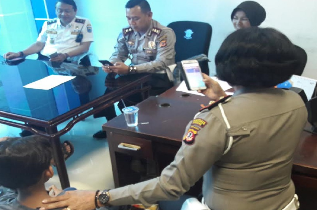 Seorang Polwan memegang pundak GMA yang menyetir angkot di Bandung, MTVN - Octavianus