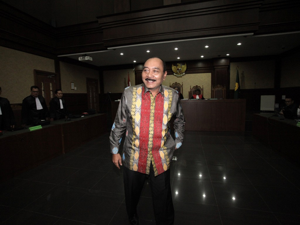 Kepala Badan Keamanan Laut (Bakamla) Laksamana Madya TNI Arie Soedewo berjalan seusai memberikan kesaksian dalam sidang kasus suap pengadaan satelit monitoring dengan terdakwa Direktur Utama PT Merial Esa, Fahmi Dharmawansyah di Pengadilan Tipikor, Jakart