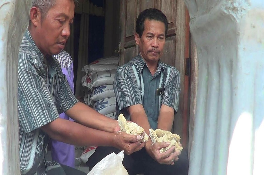 Warga di Temanggung menunjukkan beras tak layak konsumsi karena berbau, berwarna, dan hancur, Metro TV - Kiswantoro