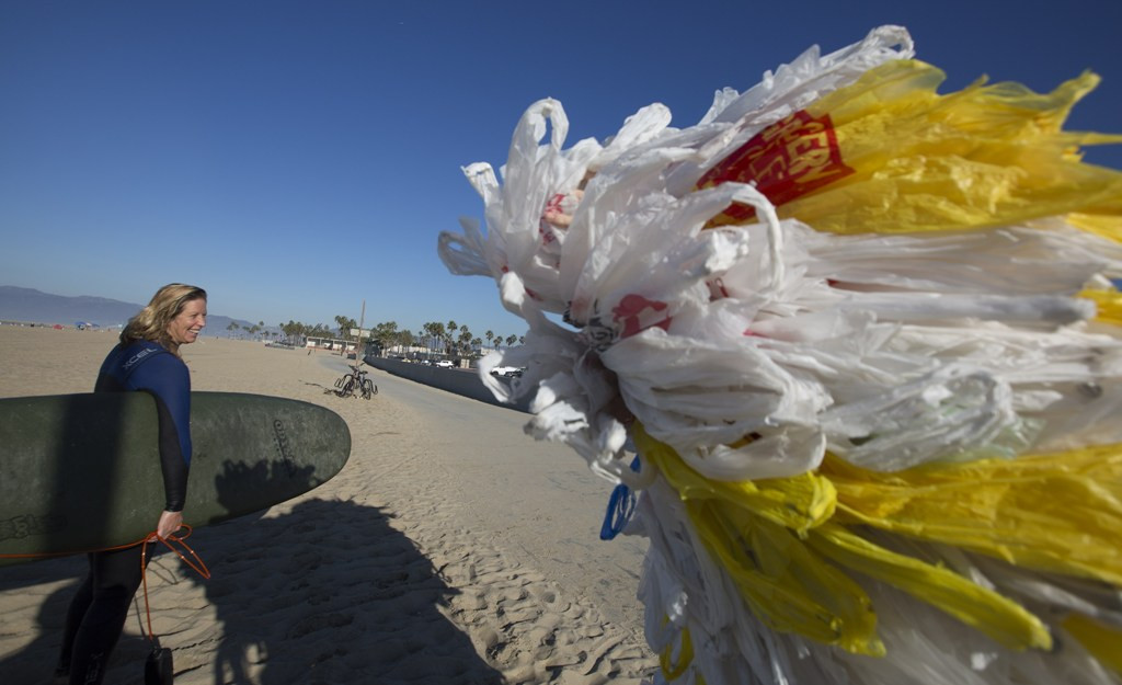 Penggunaan kantung plastik yang masih marak (Foto: AFP).