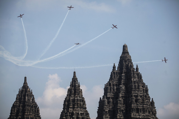 Aksi Jupiter Aerobatic Team di Candi Prambanan