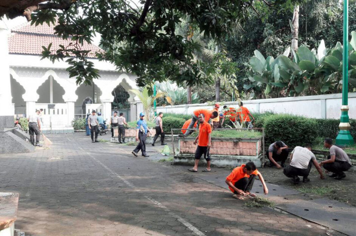 Warga Binaan Bersihkan Masjid Agung Jepara
