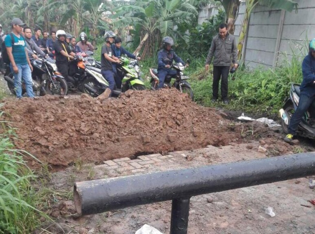 Penutupan Paksa Jalan ke Pabrik di Cikupa karena Sengketa Tanah