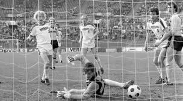 1978: Borussia Moenchengladbach Mempermalukan Borussia Dortmund 12-0!