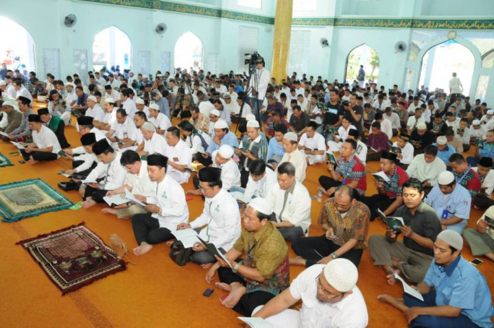 Sambut May Day, Ribuan Buruh Khatamkan Alquran