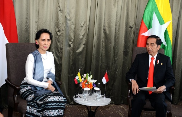 Pertemuan Presiden Joko Widodo dan Aung San Suu Kyi di sela KTT ASEAN ke-30 di Manila (Foto: Dok.Kemenlu RI).