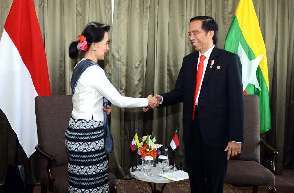 Pertemuan antara Presiden Joko Widodo dengan Aung San Suu Kyi di Manila, Filipina (Foto: Dok.Kemenlu RI).