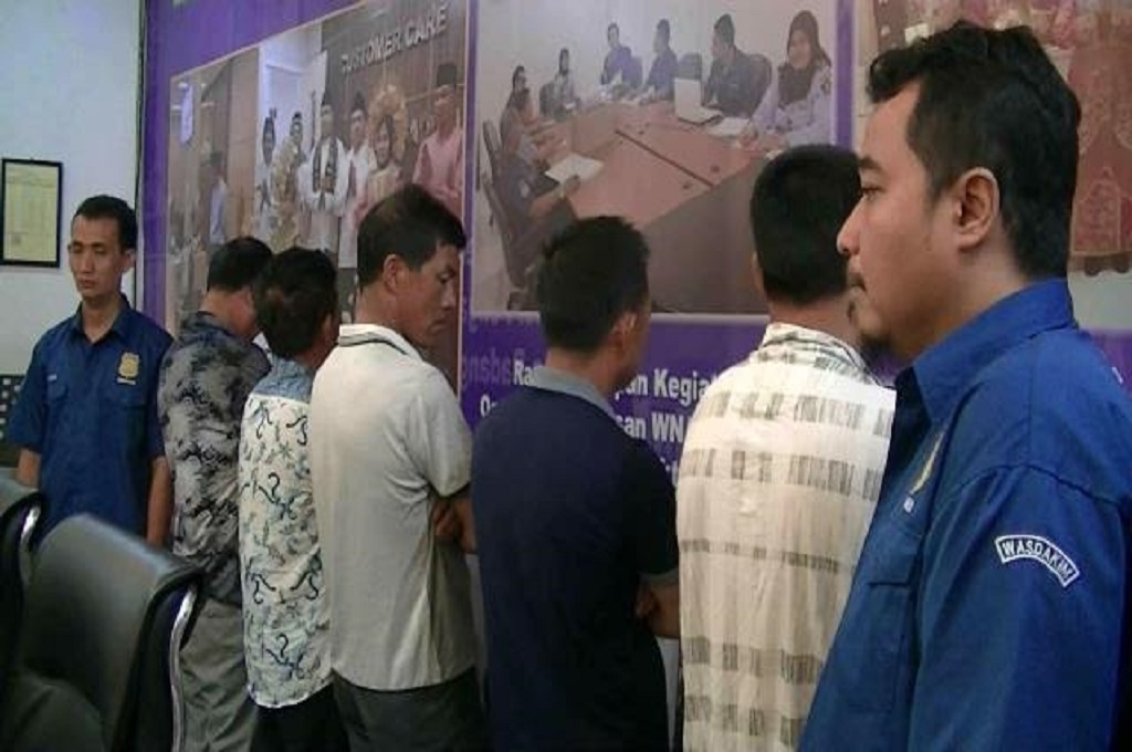 Lima WNA dibekuk saat membuat kapal tambang emas di aliran Sungai Batanghari Dharmsraya, Sumabr, Metro TV - Bonar Harahap