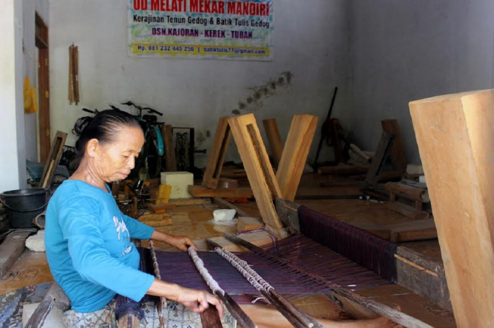 Nanik Penjaga Budaya Batik Tenun Gedog di Tuban