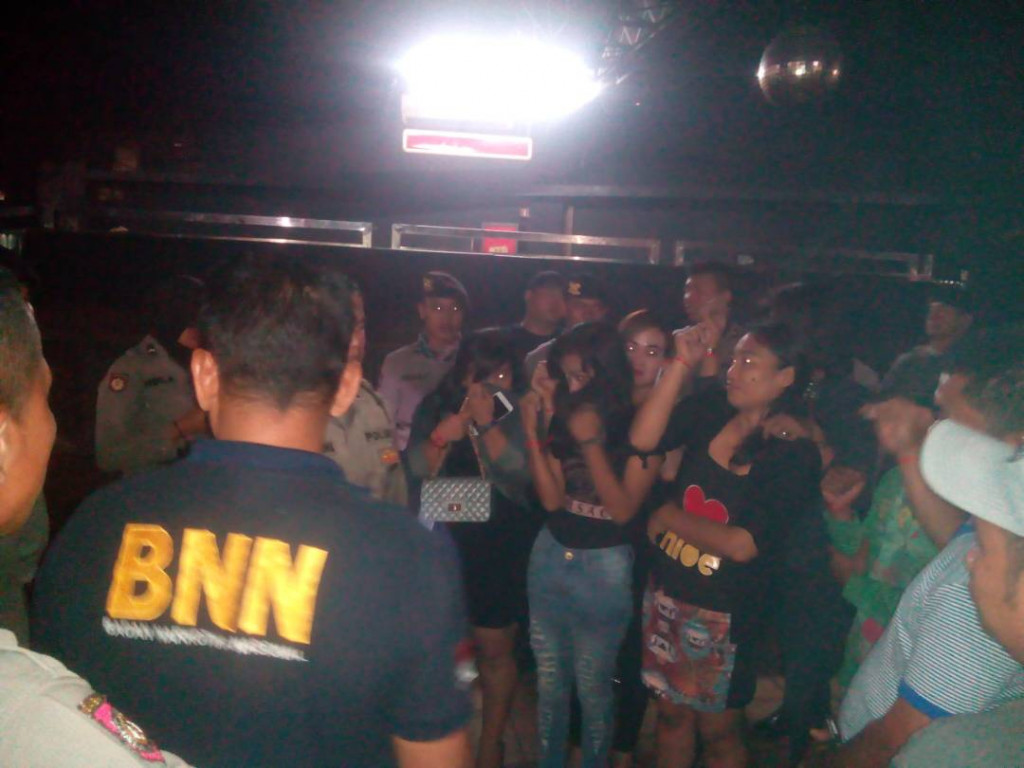 Para pengunjung yang terjaring razia narkoba di Medan, Sumut. (Metrotvnews.com/Ist)