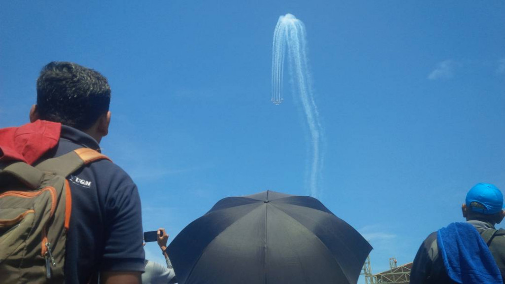  Atraksi akrobat penerbang di udara di gelaran JIAS 2017. (Metrotvnews.com/Ahmad Mustaqim)