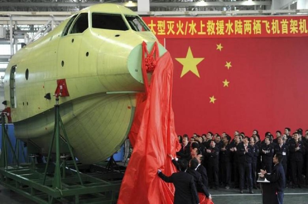 Moncong dari pesawat amfibi AG600 dikenalkan di sebuah pabrik di Chengdu, Tiongkok, 17 Maret 2015. (Foto: Reuters/China Daily)
