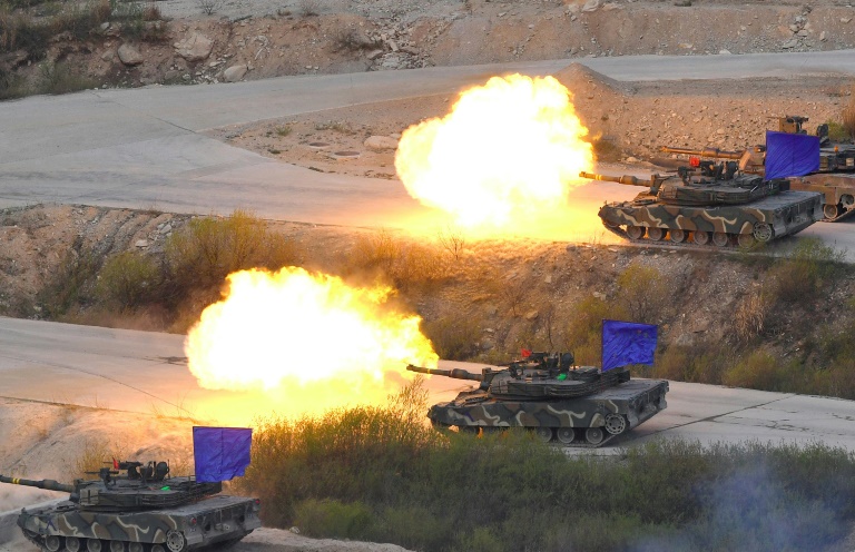 South Korean K1A2 tanks fire live rounds during a joint live firing drill between South Korea and the US at the Seungjin Fire Training Field in Pocheon on April 26, 2017 (Photo:AFP/Jung Yeon-Je)