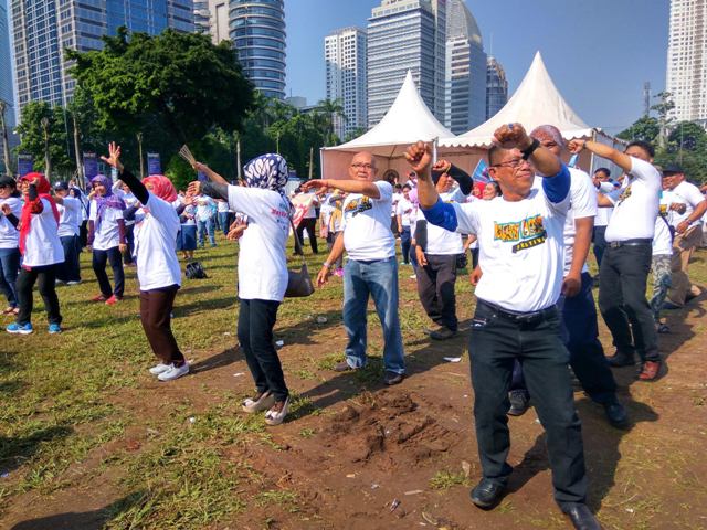 Sebelum Aksi, Massa Buruh Senam Bareng di GBK