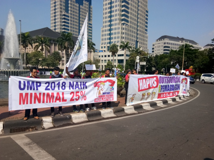 KSPI Sampaikan Tuntutan Melalui Karangan Bunga