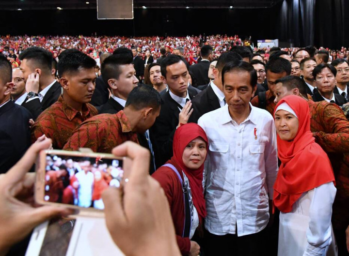 Sambangi Hong Kong, Jokowi Terima Keluhan Para WNI