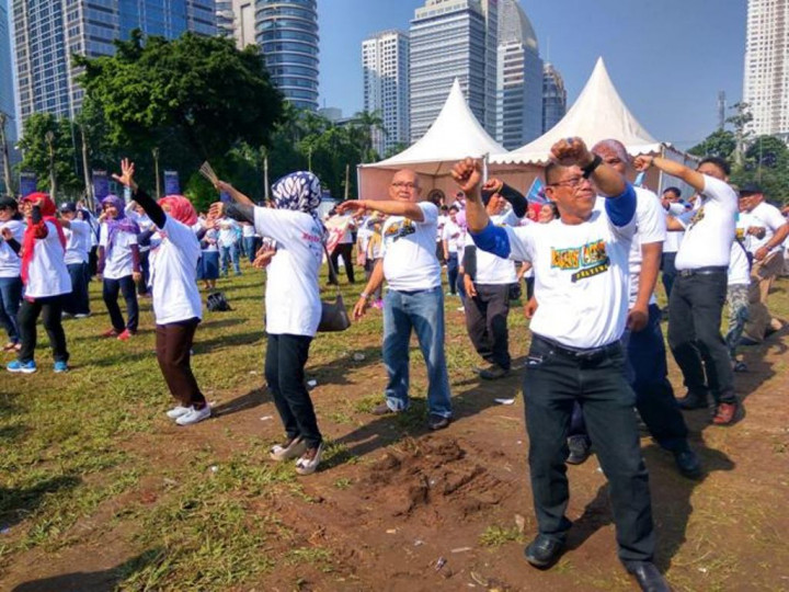 Massa Buruh di Senayan Asik Berjoget