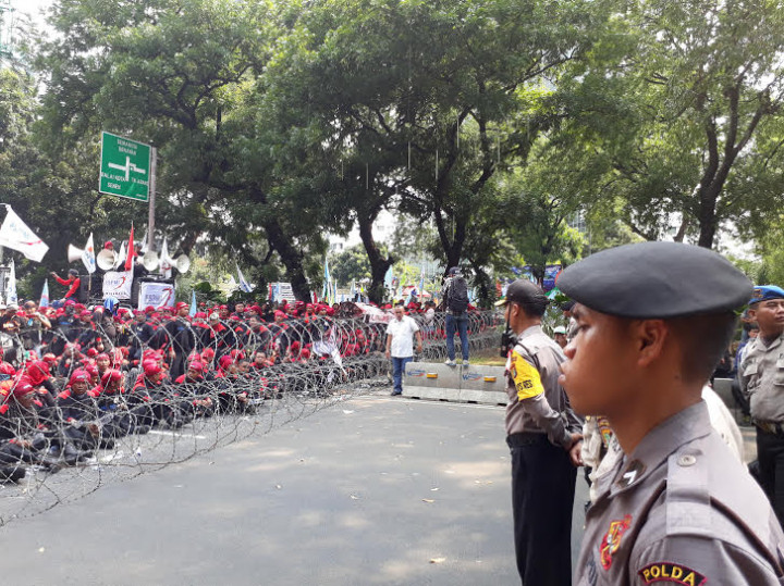 Massa Buruh Minta Dibukakan Jalan ke Istana
