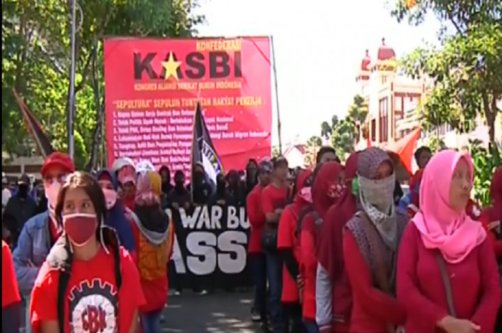 Ribuan Buruh <i>Long March</i> Menuju Kantor Gubernur Jatim